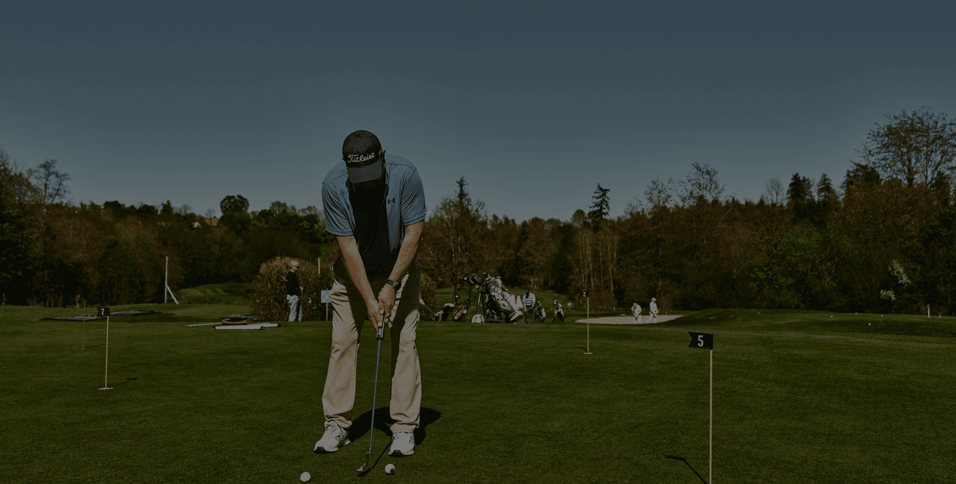 Golfer beim Putten auf gepflegtem Grün im Golfclub Siegen-Olpe