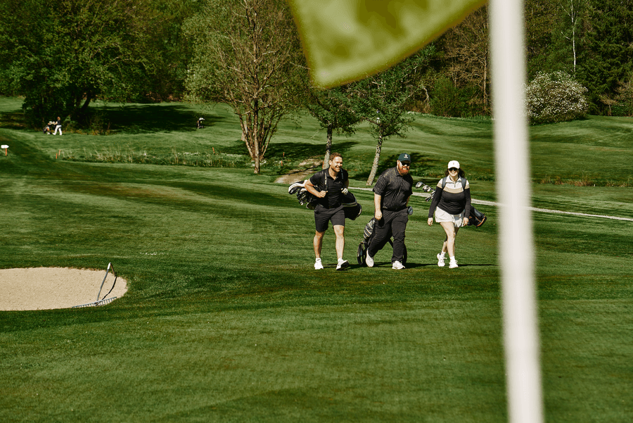 Golfer auf gepflegtem Grün des Golfclubs Siegen-Olpe beim Spiel.