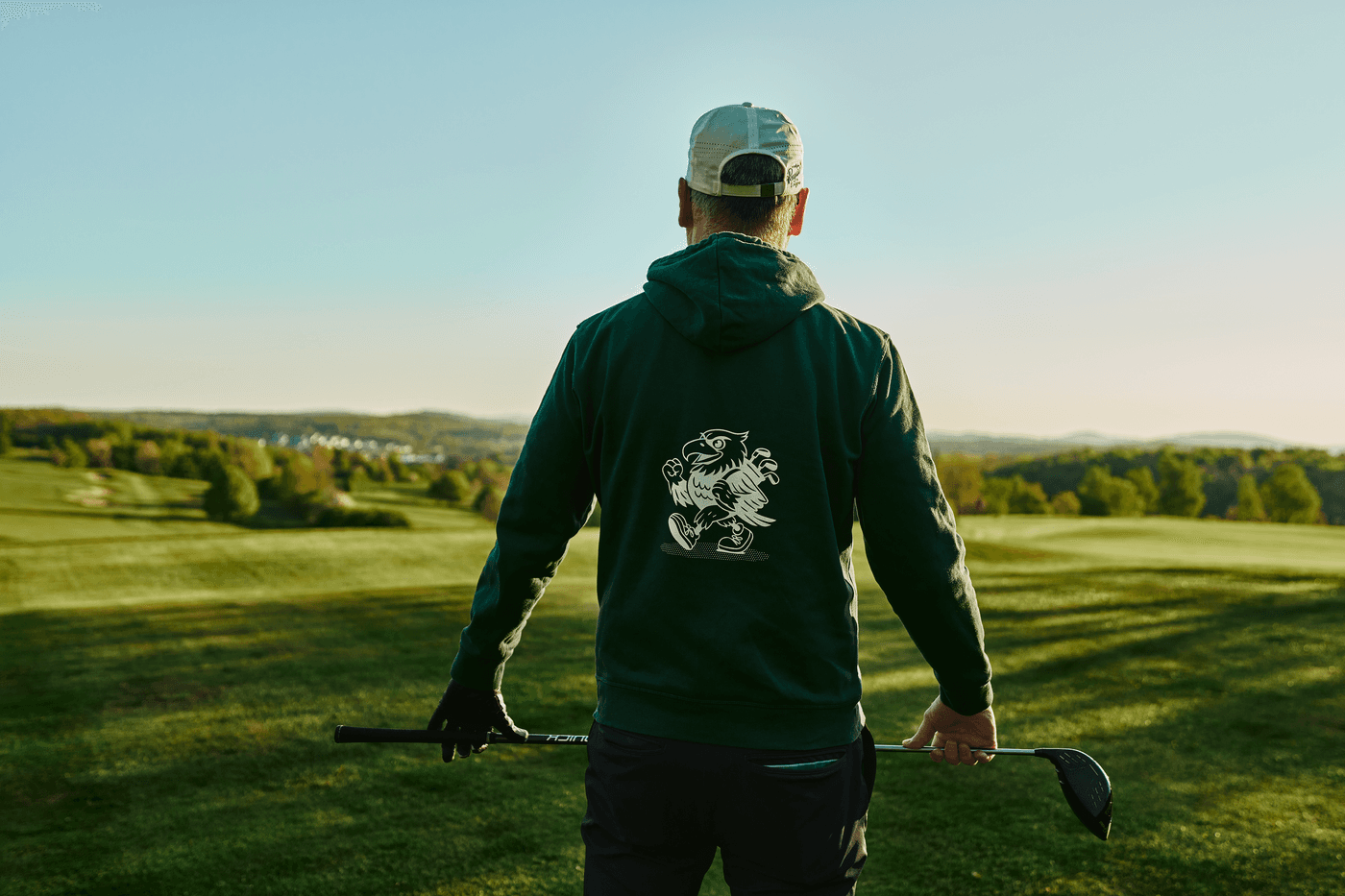 Golfer im Morgenlicht blickt auf malerische Grüns des Golfclubs Siegen-Olpe